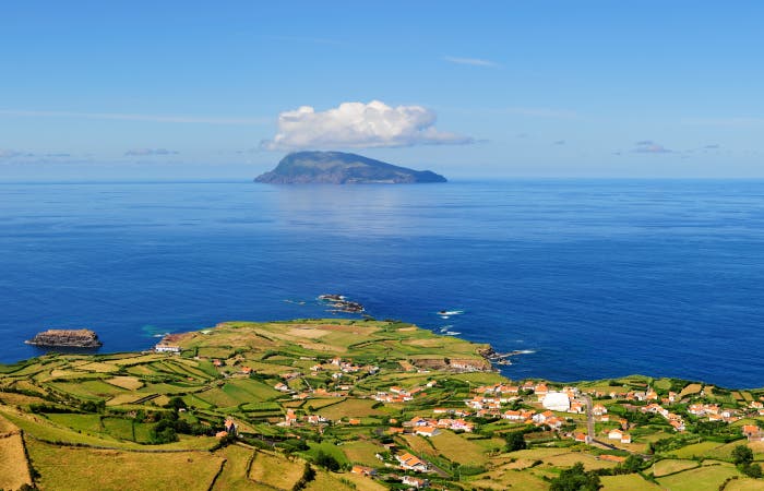 L'île de Corvo vue de l'île de Flores